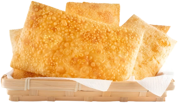 Pastéis dourados em uma cesta